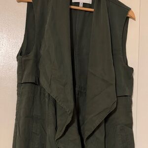 Cupcakes and Cashmere Sleeveless Draped Vest in Dark Olive size M